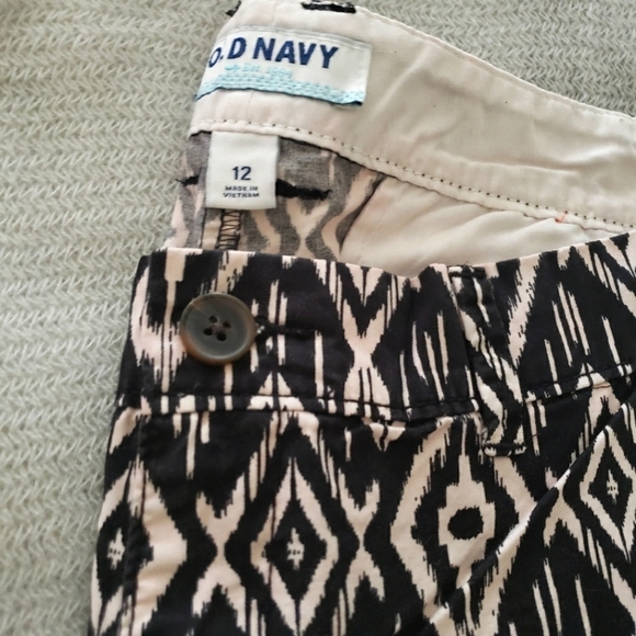 Old Navy ladies 12 cream/black ikat print 3" inseam shorts - Picture 2 of 6